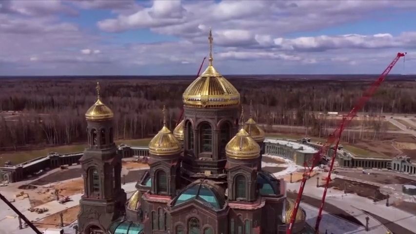 V Rusku roste obří chrám, v mozaice tu najdete Putina i anexi Krymu